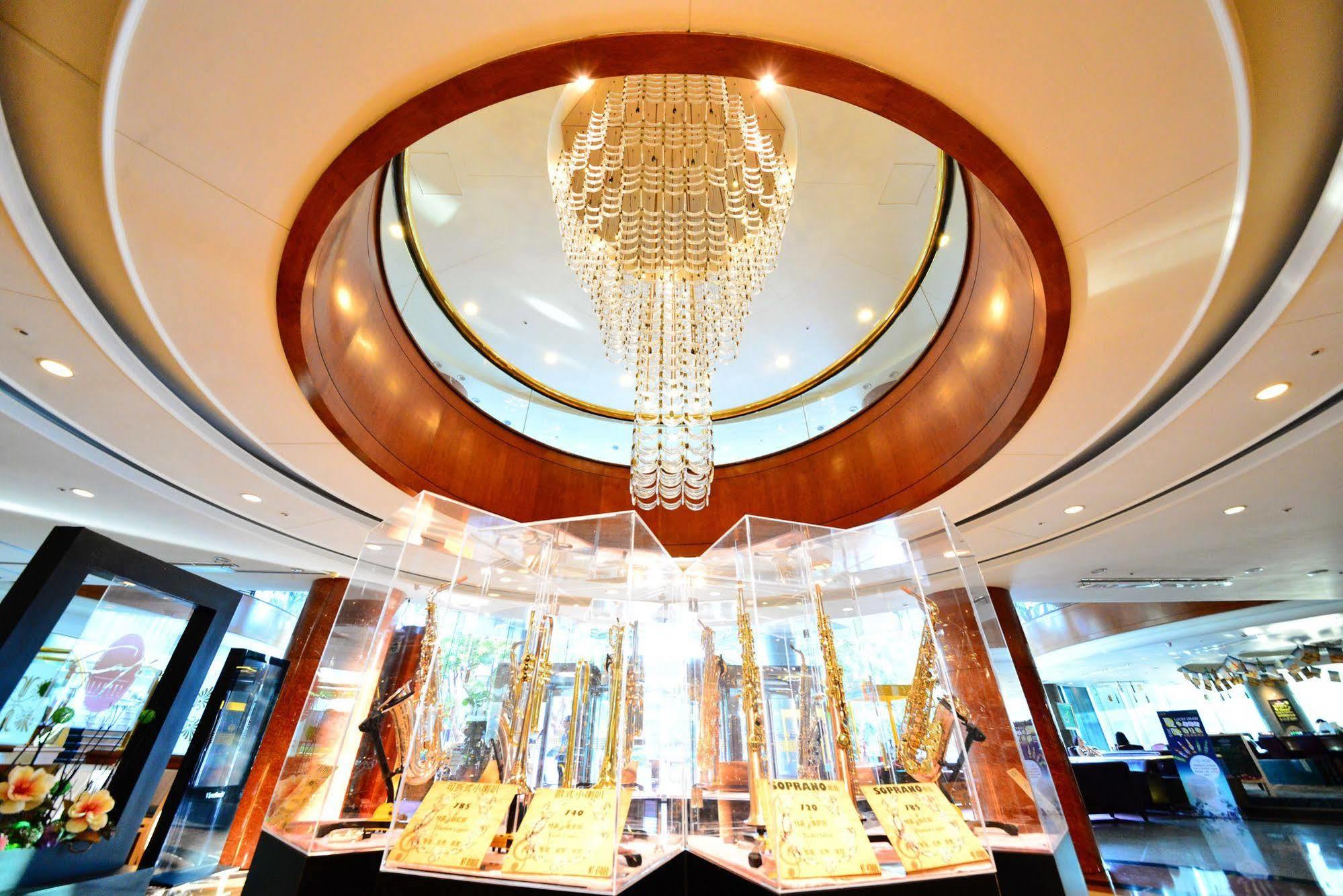 Evergreen Laurel Hotel - Тайчжун Экстерьер фото The photo depicts an elegant interior space, featuring a circular chandelier at the center that has a modern design with hanging elements. The ceiling has a smooth, light-colored finish surrounding the chandelier, enhancing the ambiance. Below, there